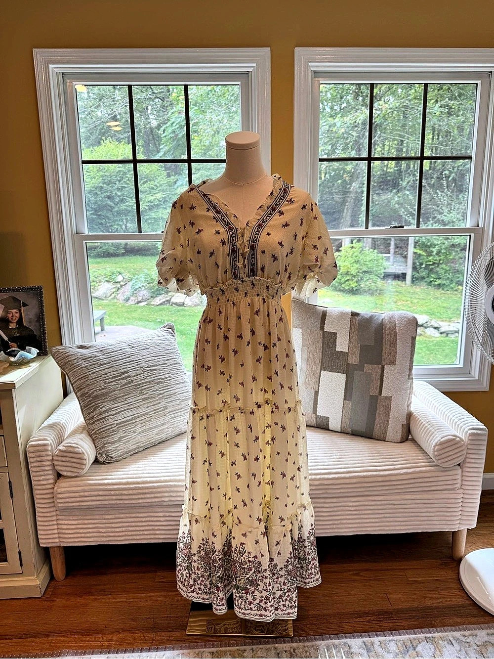 Max Studio London Floral Maxi Dress in Cream & Pink Floral Print. Size Medium L